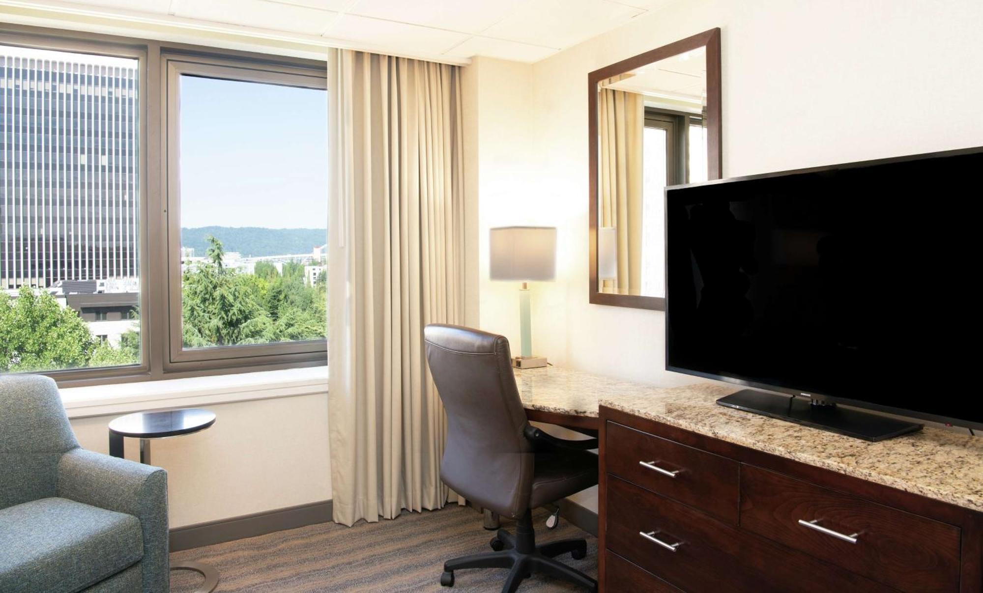 Hotel Doubletree By Hilton Portland Esterno foto